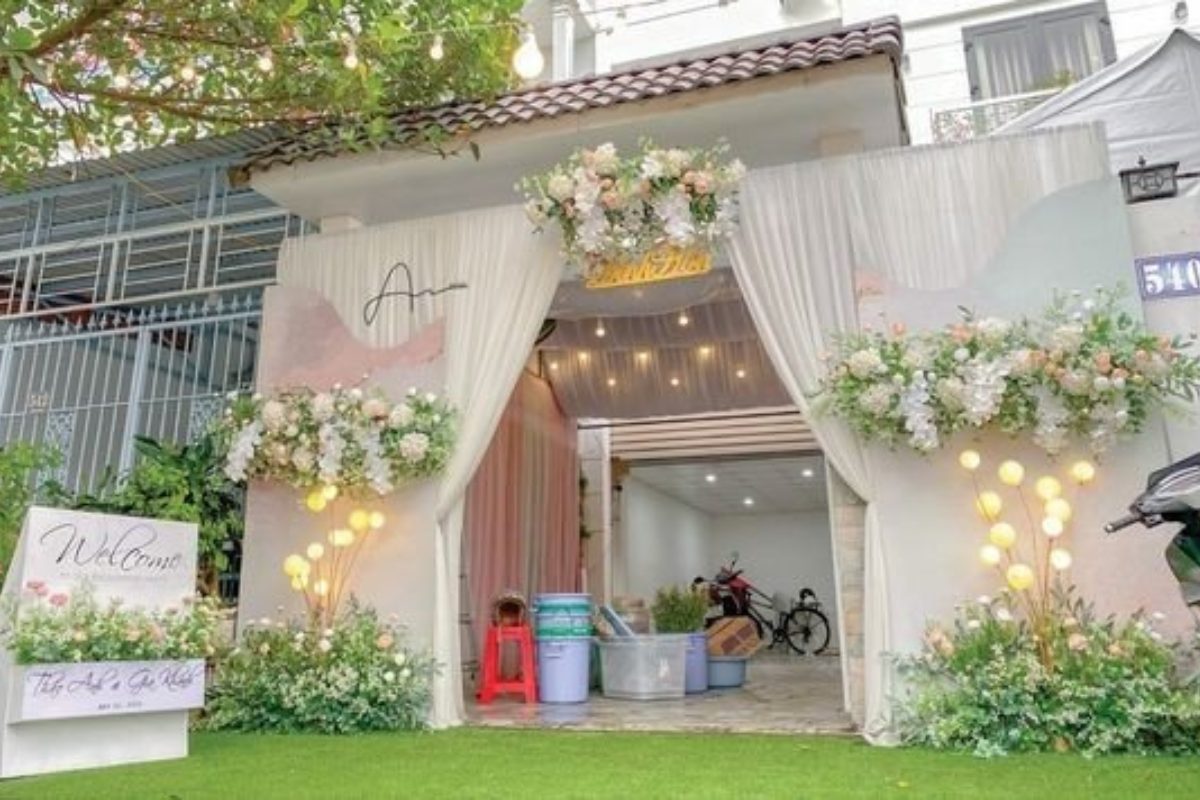 Mẫu cổng cưới nổi bật với hoa theo mùa tông cam – trắng do Thành Công Flower thiết kế. (Ảnh: Sưu tầm) 