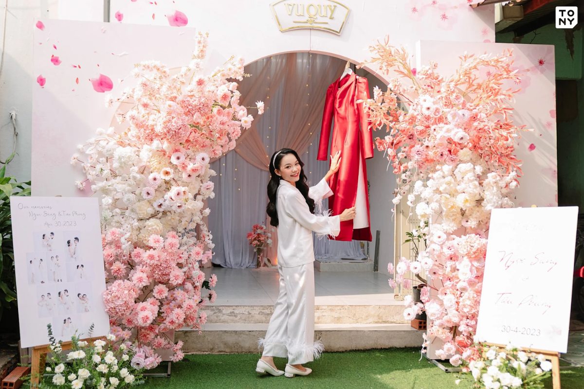 Tony Wedding thi công thiết kế cổng cưới phong cách cổ điển màu pastel. (Ảnh: Sưu tầm) 