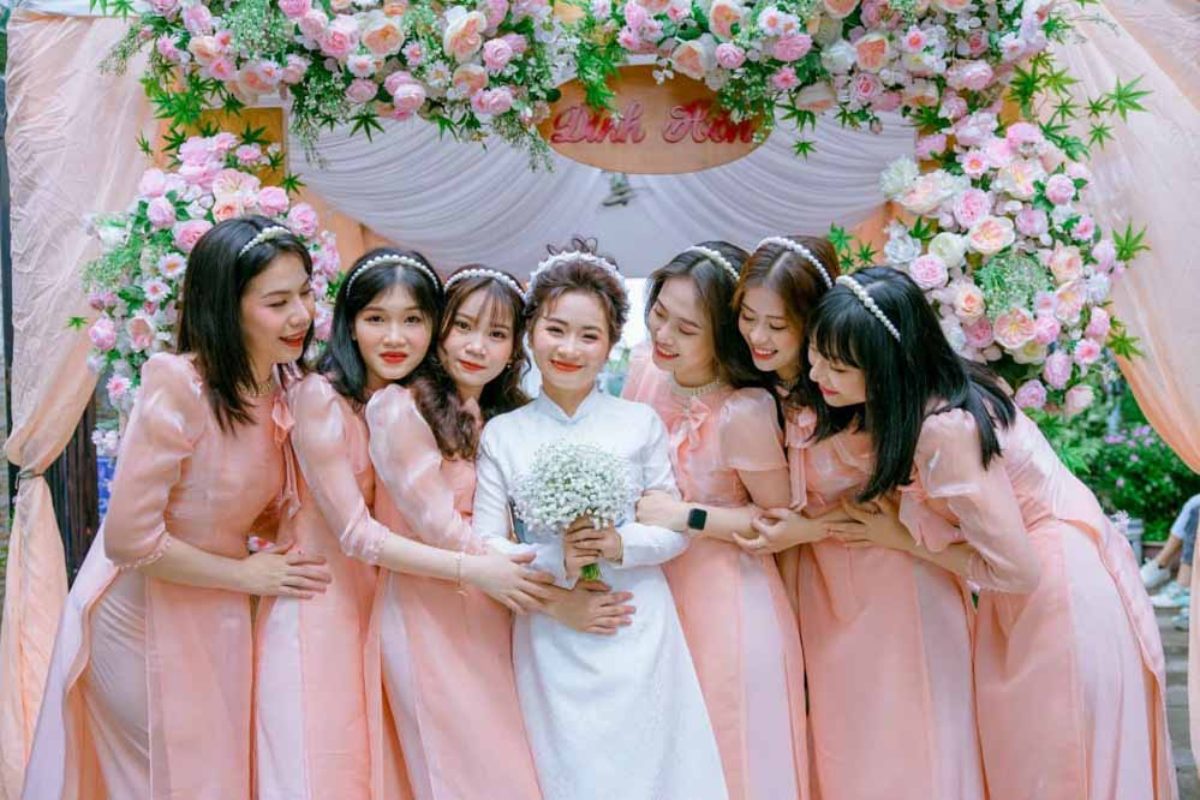 Bê tráp nữ mặc áo dài hồng vải voan nhẹ. (Ảnh: Sưu tầm)