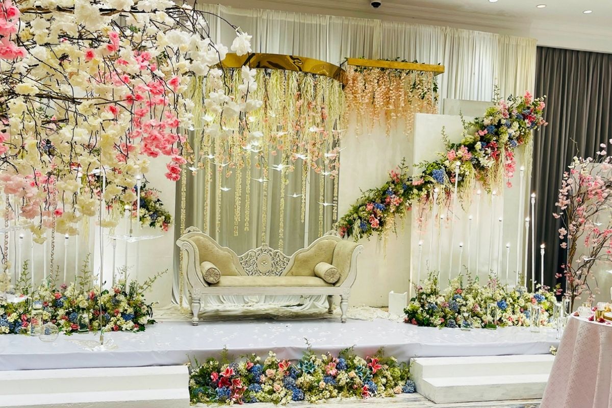 Chọn màu hoa theo chủ đề làm nổi bật không gian cưới (Ảnh: Sưu tầm)