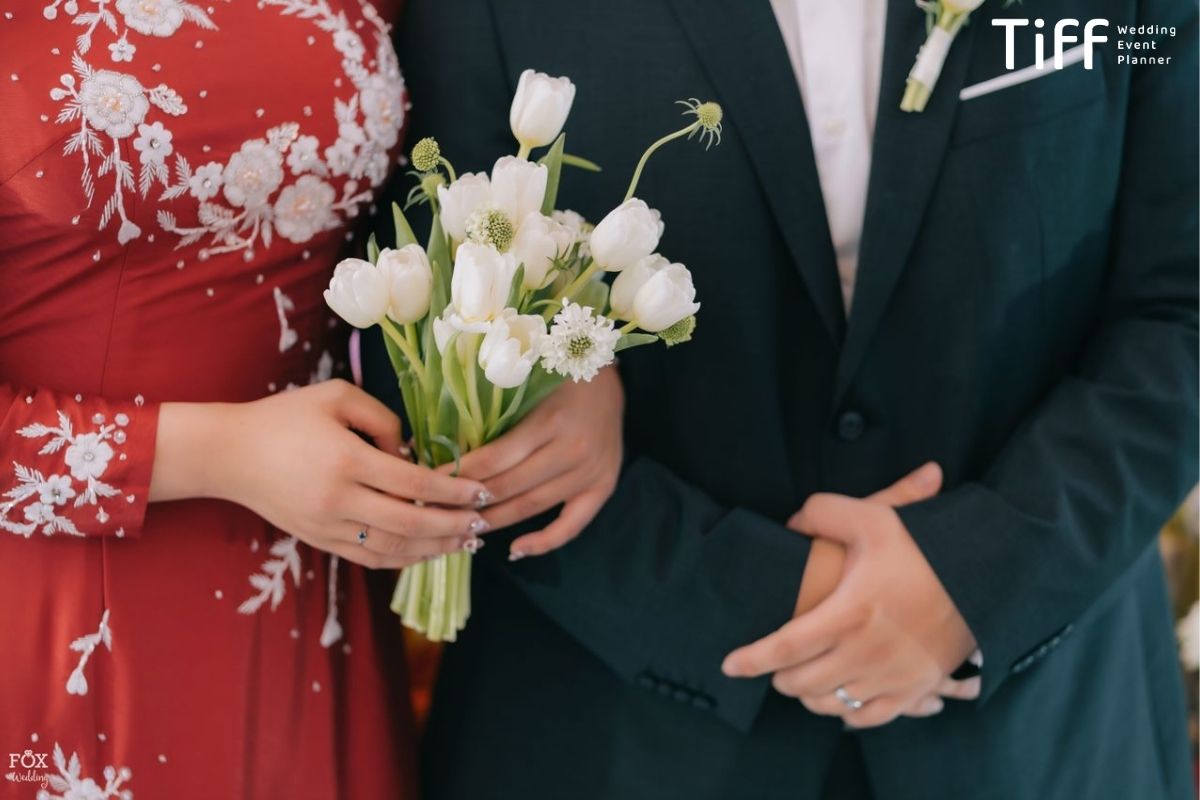 Cô dâu vóc dáng cao ráo nên chọn bó hoa dạng dài hoặc đuôi thác (Ảnh: TIFF) 