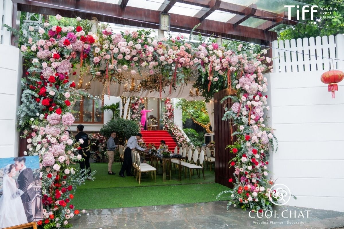 Cổng hoa cưới là điểm nhấn đầu tiên đập vào mắt khách mời (Ảnh: TIFF)