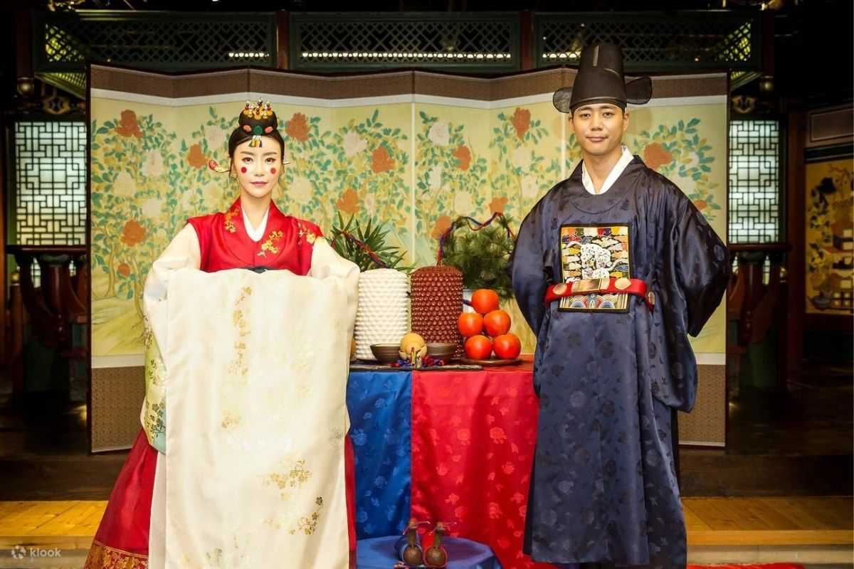 Hanbok là điểm nhấn đầy tinh tế cho lễ cưới Hàn Quốc. (Ảnh: Sưu tầm)