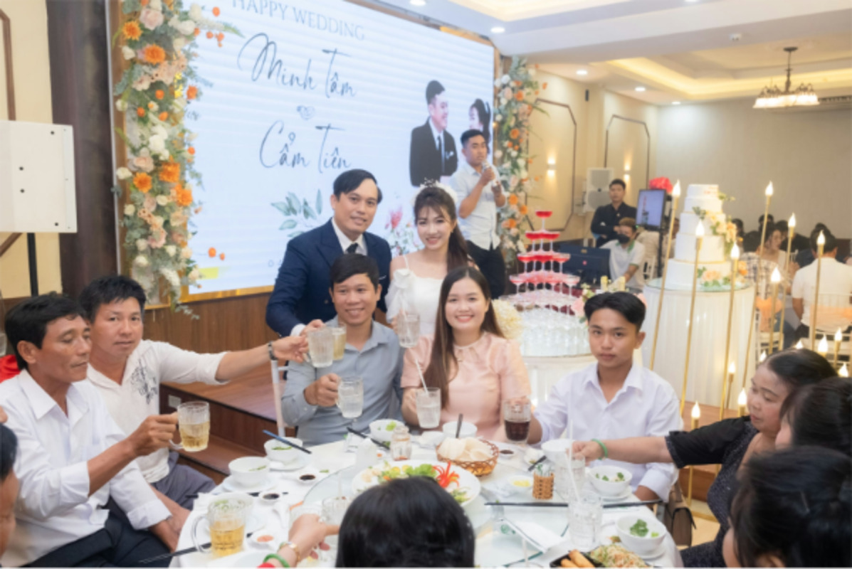 Tấm thiệp báo hỷ là sợi dây kết nối (Ảnh: Sưu tầm)