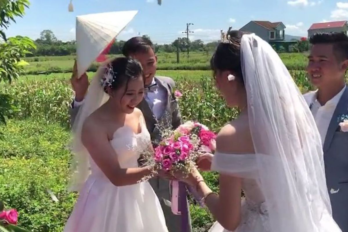 Việc đổi hoa cưới khi gặp nhau là phong tục ở một số địa phương (Ảnh: Sưu tầm) 