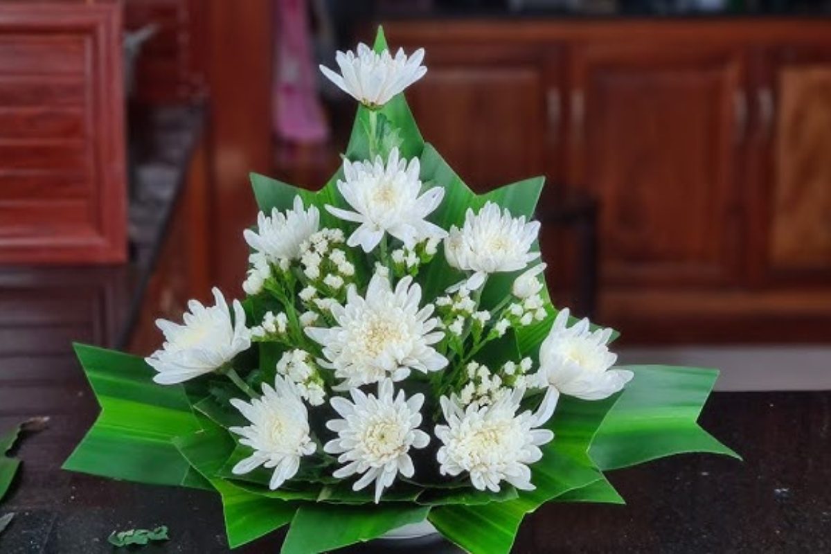 Hoa cúc trắng tạo không gian trang nghiêm và thanh tịnh. (Ảnh: Sưu tầm) 