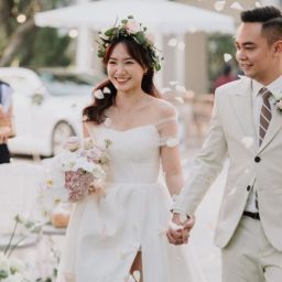 hoa tươi cài tóc cô dâu