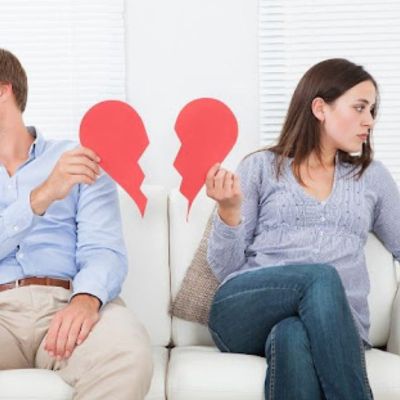 Hôn nhân rạn nứt với sự im lặng kéo dài và nỗi lo ly hôn, đặc biệt khi có con cái. (Ảnh: Sưu tầm)