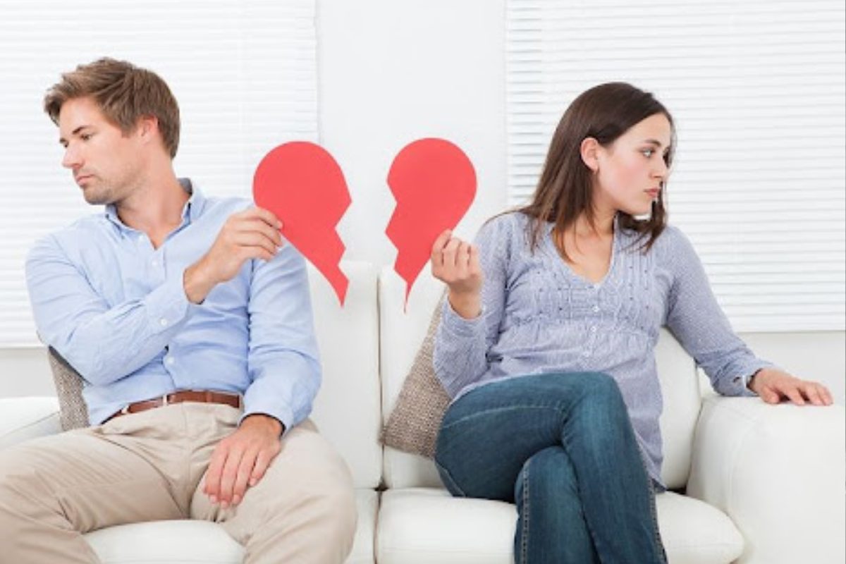 Hôn nhân rạn nứt với sự im lặng kéo dài và nỗi lo ly hôn, đặc biệt khi có con cái. (Ảnh: Sưu tầm) 
