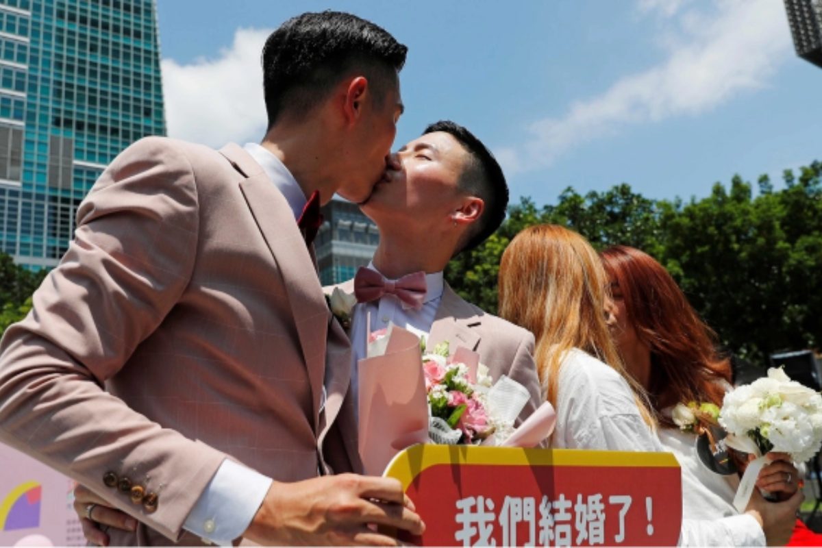 Cặp đôi đồng giới nắm tay trong lễ cưới hợp pháp – biểu tượng cho quyền yêu bình đẳng. (Ảnh: Sưu tầm) 