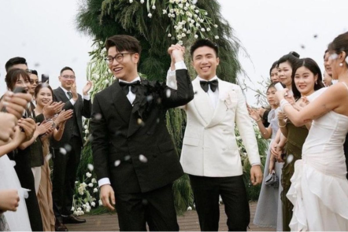 Cặp đôi đồng giới nắm tay nhau trong lễ cưới đơn giản nhưng ấm áp. (Ảnh: Sưu tầm) 