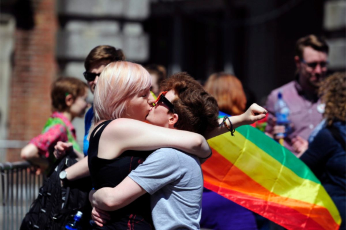 Cặp đôi đồng giới ôm nhau hạnh phúc trong ngày của LGBT. (Ảnh: Sưu tầm) 