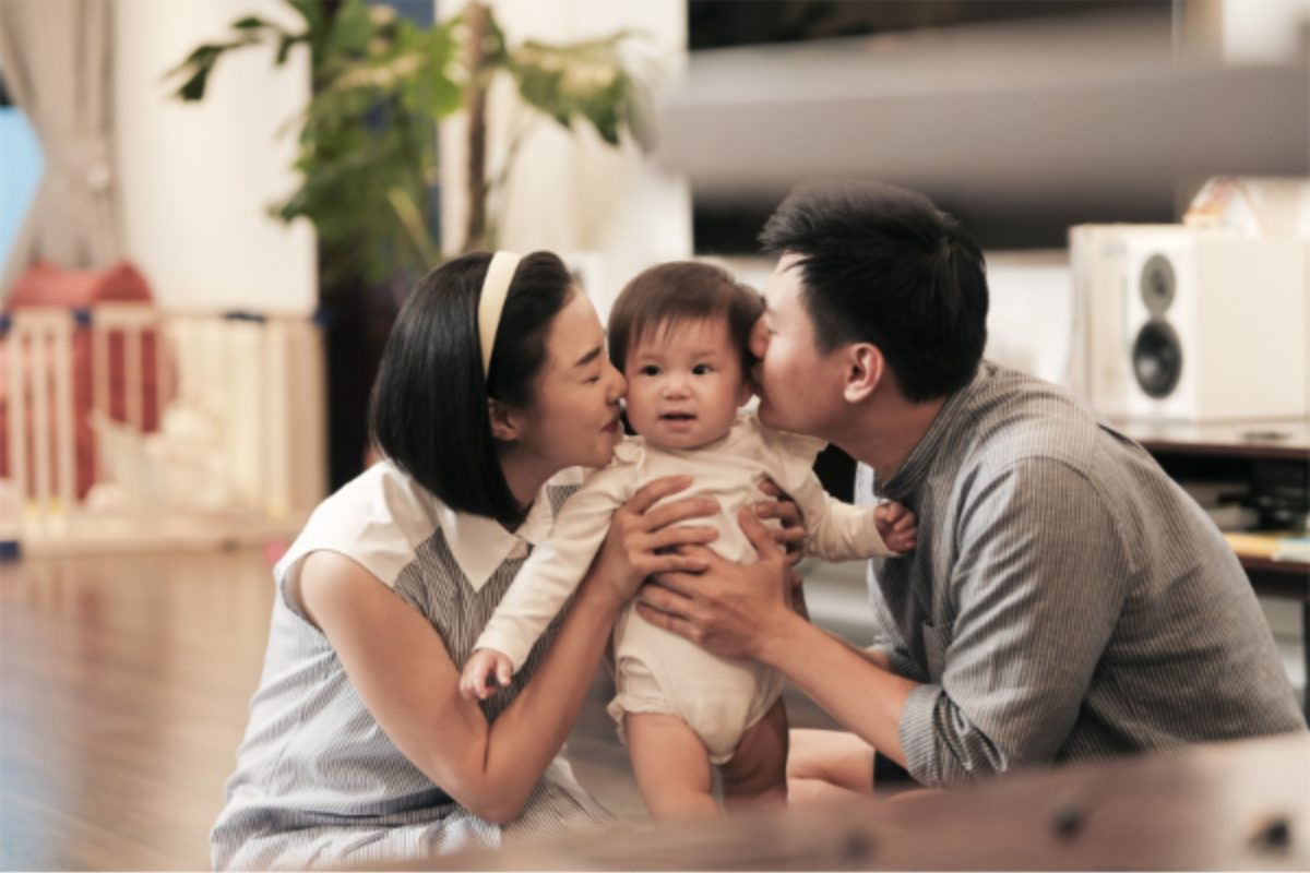 Cặp đôi cùng nhau chăm con. (Ảnh: Sưu tầm)