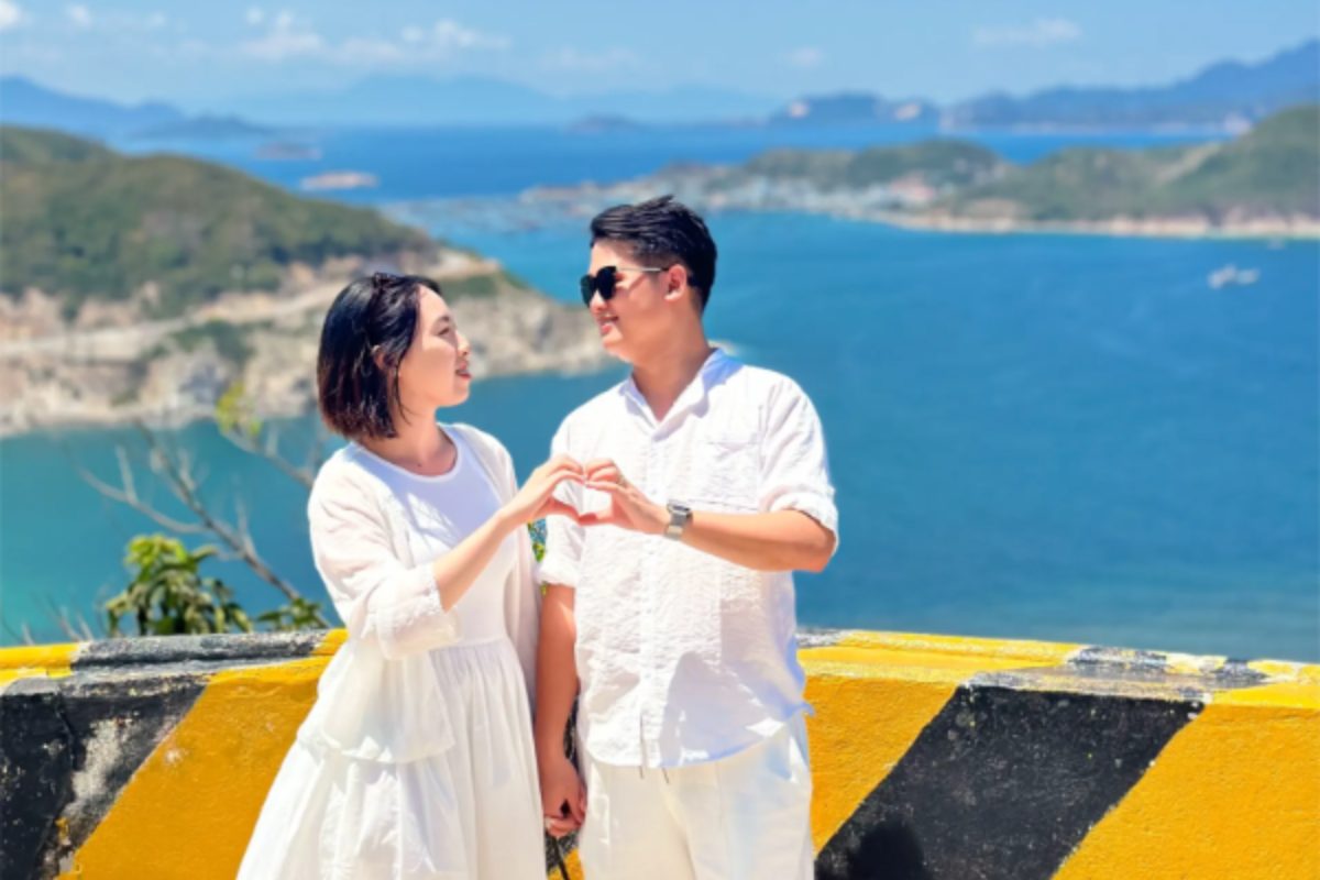 Cặp đôi tay trong tay đi du lịch, ánh mắt ngập tràn hạnh phúc. (Ảnh: Sưu tầm)