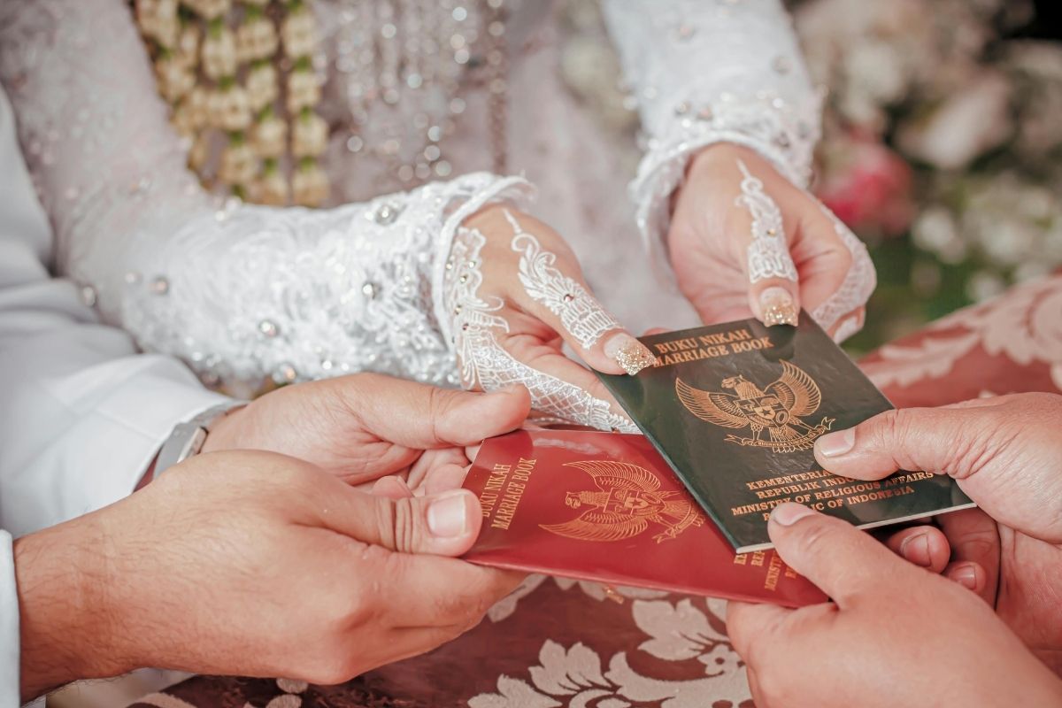 Tình cảm gắn bó được củng cố bằng nghĩa vụ đôi bên (Ảnh: Sưu tầm)