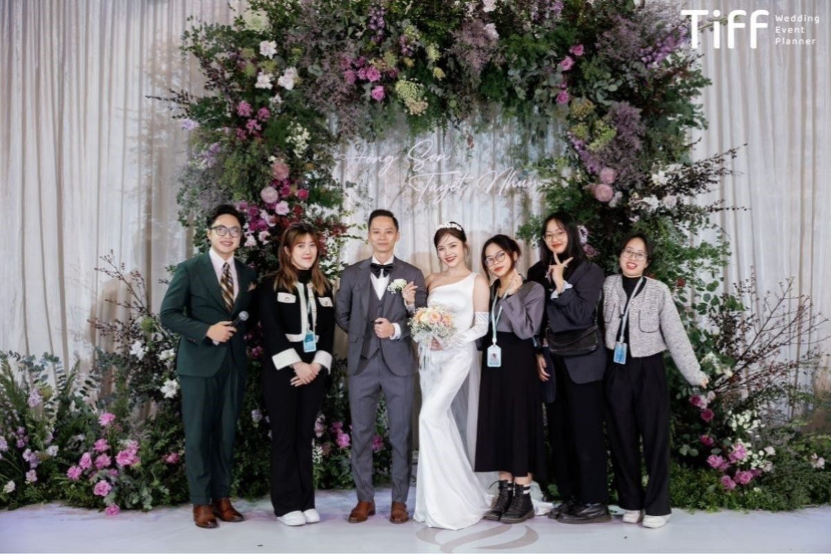 Cặp đôi mỉm cười thân thiện khi ra mắt đồng nghiệp trong buổi gặp gỡ trước ngày cưới. (Ảnh: TIFF.vn)