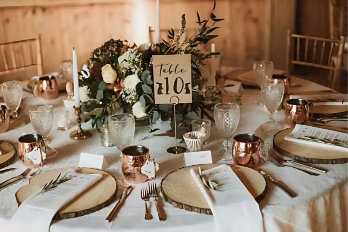 Bàn tiệc Rustic mộc mạc nhưng không kém phần sang trọng. (Ảnh: Sưu tầm)