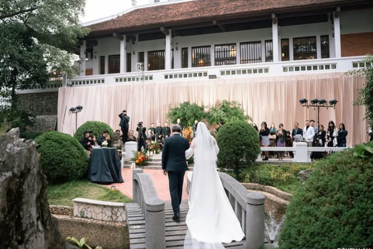 Khu vườn Sheraton bên hồ Tây – địa điểm tổ chức tiệc cưới ngoài trời lãng mạn, không gian xanh mát, phù hợp phong cách garden wedding. (Ảnh: Sưu tầm)
