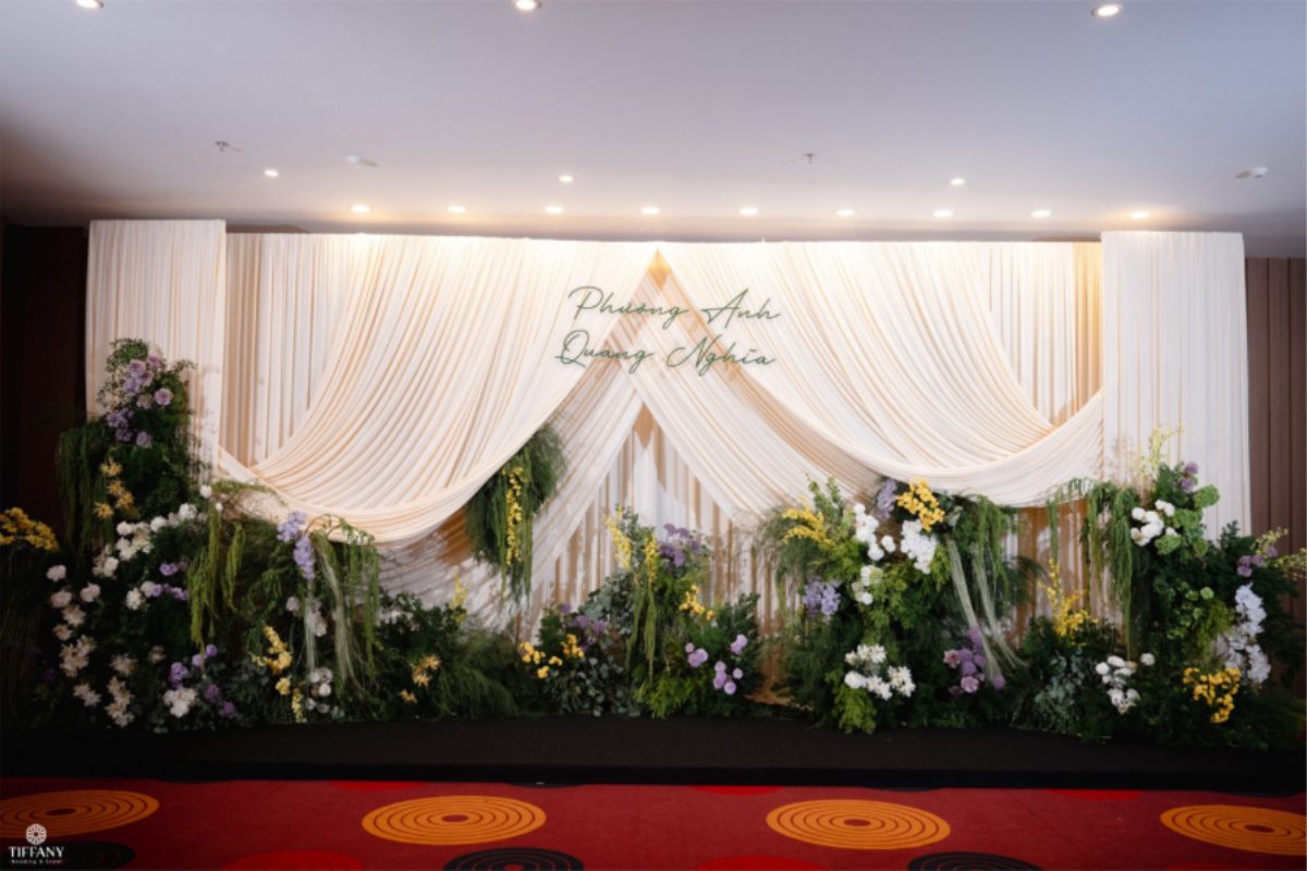Draping kết hợp ánh sáng vàng tạo không gian tiệc cưới lãng mạn và lung linh. (Ảnh: TIFF.vn)