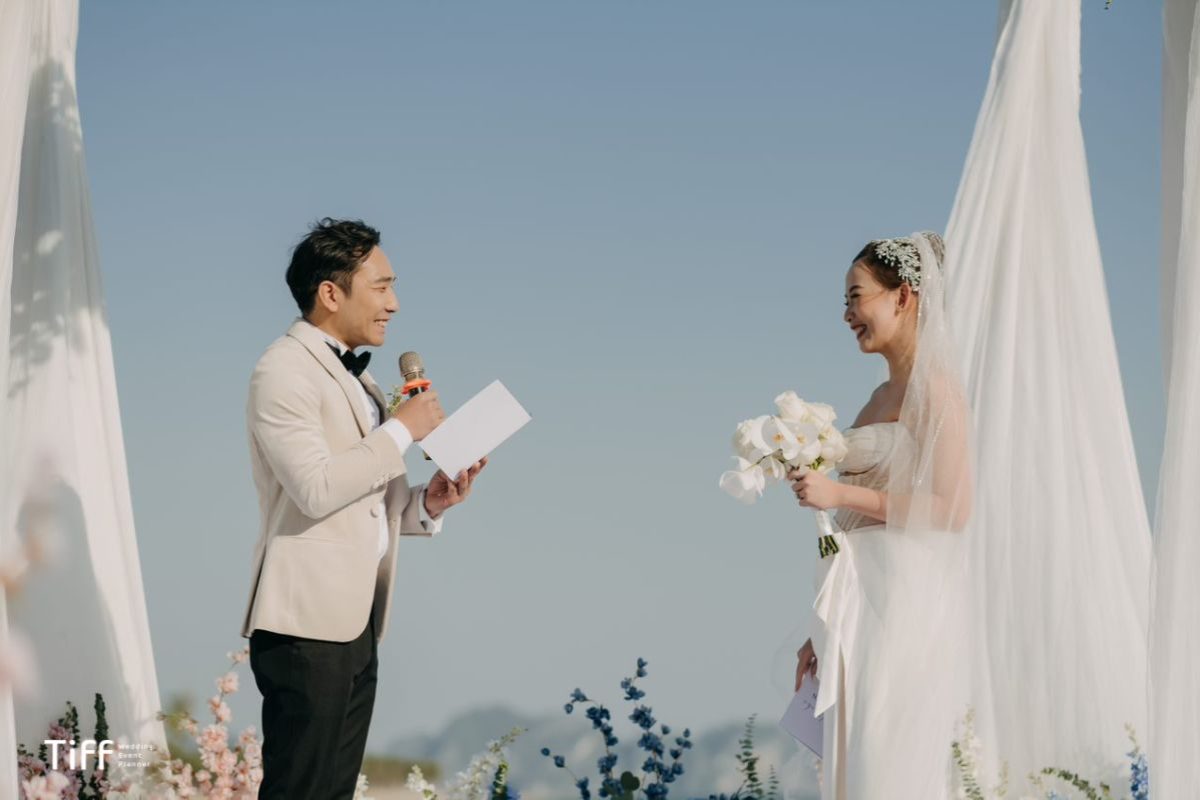 Cặp đôi tổ chức Elopement Wedding bên bờ biển riêng tư. (Ảnh: TIFF.vn) 