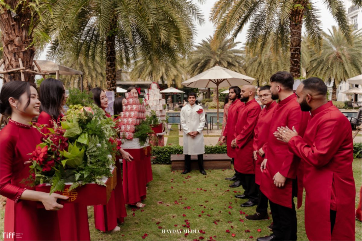 Lối đi phủ cánh hoa tươi rực rỡ và thơ mộng. (Ảnh: TIFF)