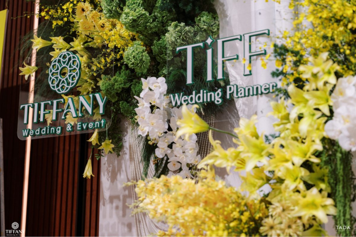Nhờ vẻ đẹp rực rỡ, ý nghĩa may mắn và khả năng linh hoạt trong phối màu, trang trí tiệc cưới màu vàng đang trở thành xu hướng được nhiều cặp đôi ưa chuộng. (Ảnh: TIFF.vn)