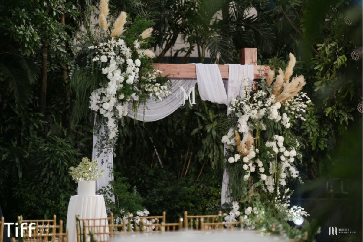 Cổng cưới Rustic bằng gỗ, điểm nhấn lá xanh và hoa. (Ảnh: TIFF.vn)