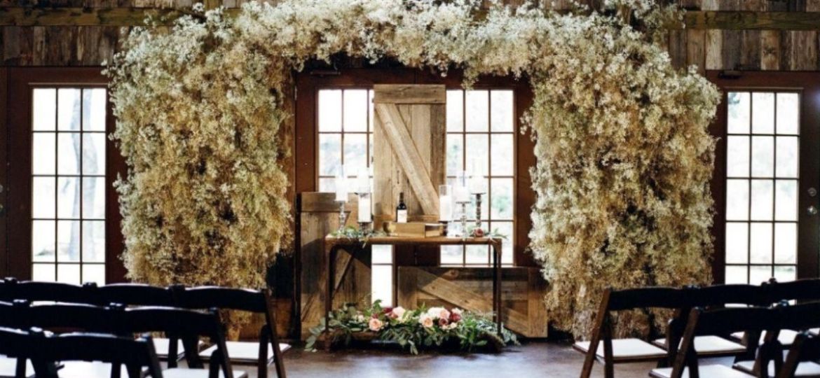 Không gian lễ cưới Rustic với bàn gỗ, hoa khô tạo cảm giác ấm cúng. (Ảnh: Sưu tầm) 