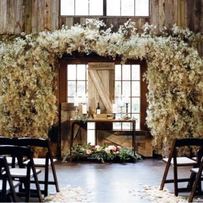 Không gian lễ cưới Rustic với bàn gỗ, hoa khô tạo cảm giác ấm cúng. (Ảnh: Sưu tầm) 