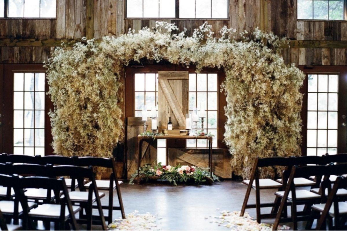 Không gian lễ cưới Rustic với bàn gỗ, hoa khô tạo cảm giác ấm cúng. (Ảnh: Sưu tầm)