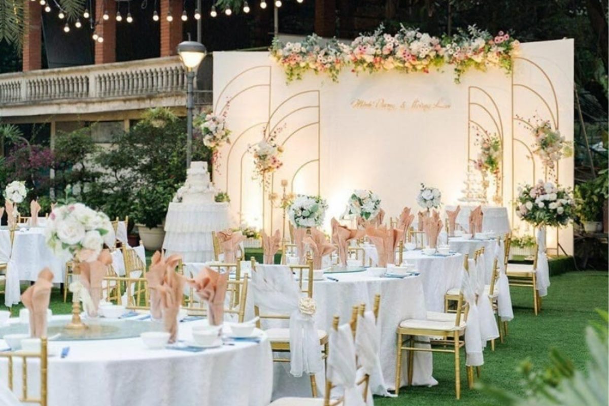 Bàn tròn cưới được trang trí tinh tế, tạo điểm nhấn thu hút ánh nhìn. (Ảnh: Sưu tầm)