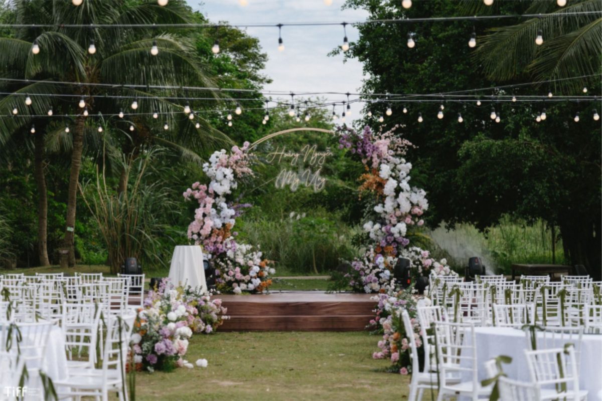 Lưu ý trang trí đường dẫn lễ cưới – đảm bảo rộng rãi, chất liệu an toàn, hạn chế vật cản và hài hòa với bố cục sân khấu cùng chỗ ngồi. (Ảnh: TIFF.vn)