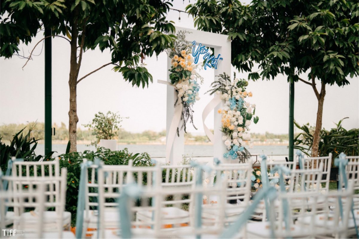 Cổng cưới cá nhân hóa với tên cô dâu chú rể nổi bật. (Ảnh: TIFF.vn)