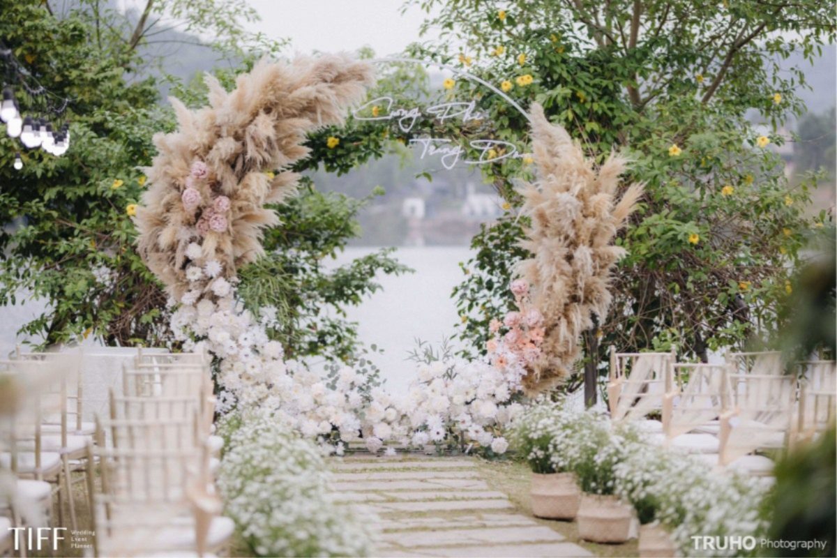 Trang trí đường dẫn sáng tạo với thảm vintage, hoa khô tạo điểm nhấn độc đáo. (Ảnh: Sưu tầm)