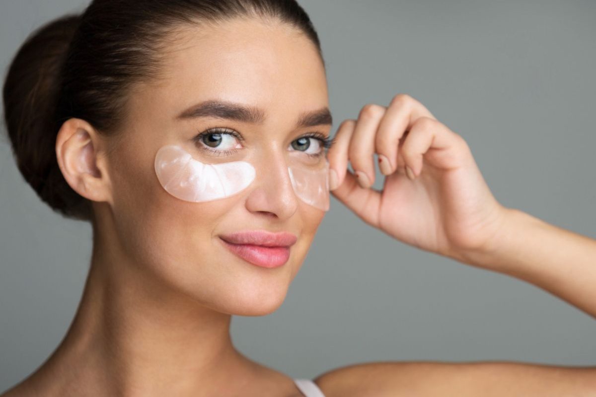 Đắp gel lạnh giúp vùng mắt tươi tắn và giảm bọng hiệu quả trước khi trang điểm (Ảnh: Sưu tầm) 