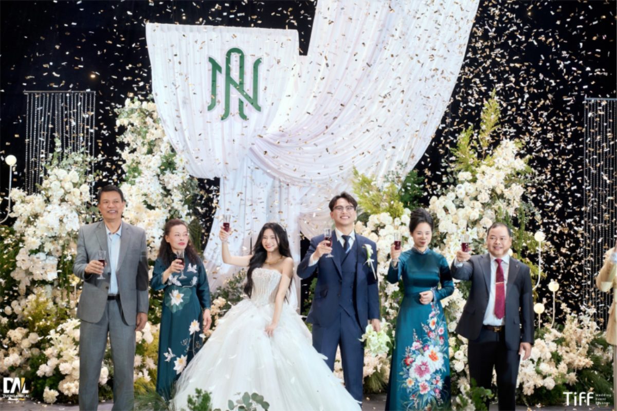 Draping nhiều lớp tạo hiệu ứng sân khấu tiệc cưới. (Ảnh: TIFF.vn)