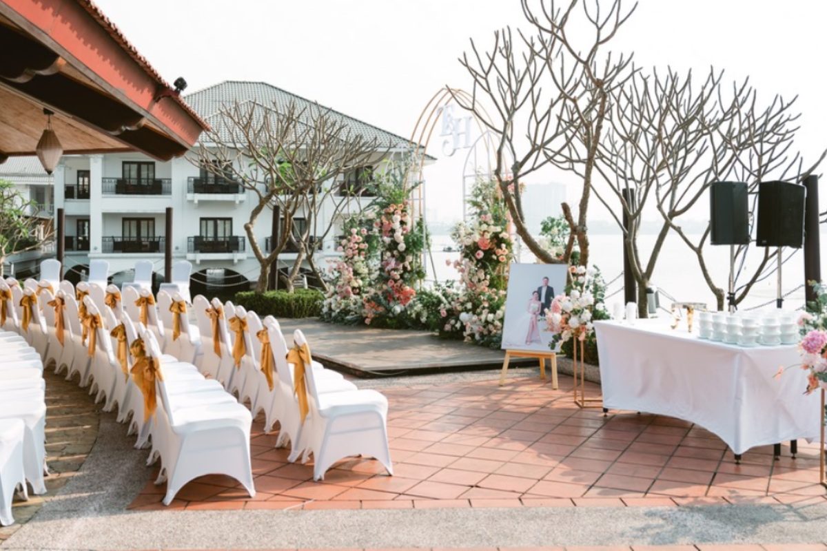 Tiệc cưới bên hồ tại InterContinental Westlake, không gian bungalow gỗ lãng mạn dưới ánh hoàng hôn (Ảnh: Sưu tầm) 