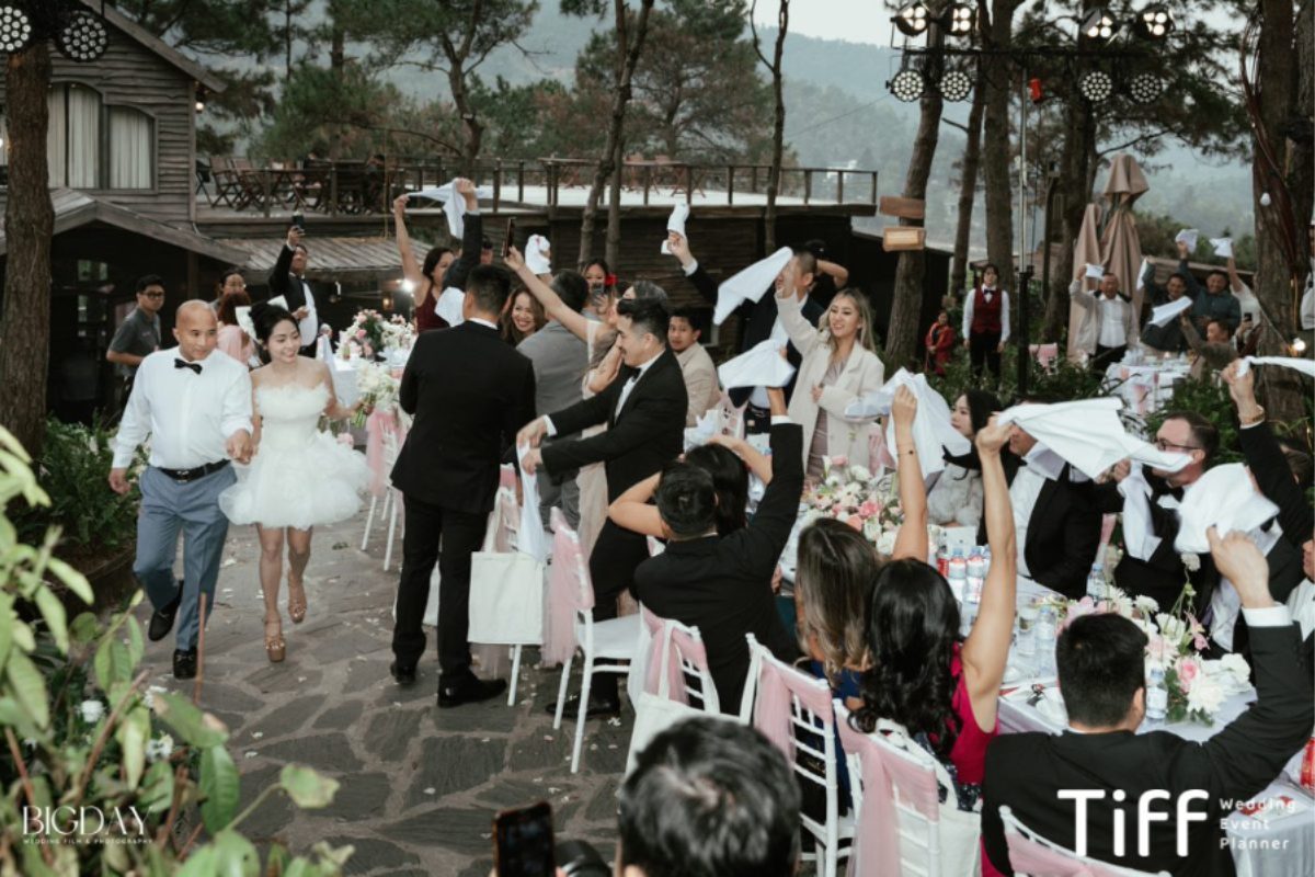 Ghế sắt sơn trắng được trang trí cùng voan hồng thắt nơ nhẹ nhàng phía sau, tạo nên vẻ đẹp thanh thoát và duyên dáng. (Ảnh: TIFF.vn)