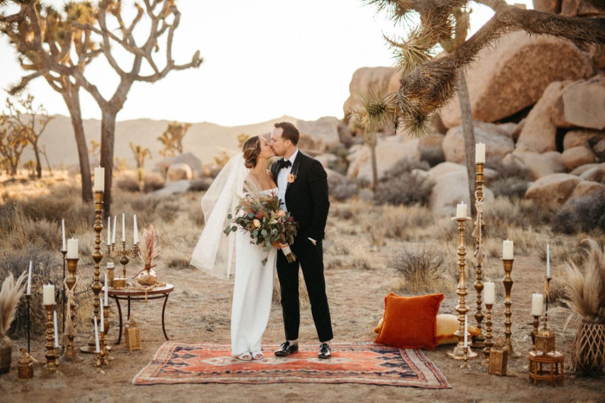 Adventure Elopement trên núi đá với cô dâu chú rể trong trang phục cưới. (Ảnh: Sưu tầm) 