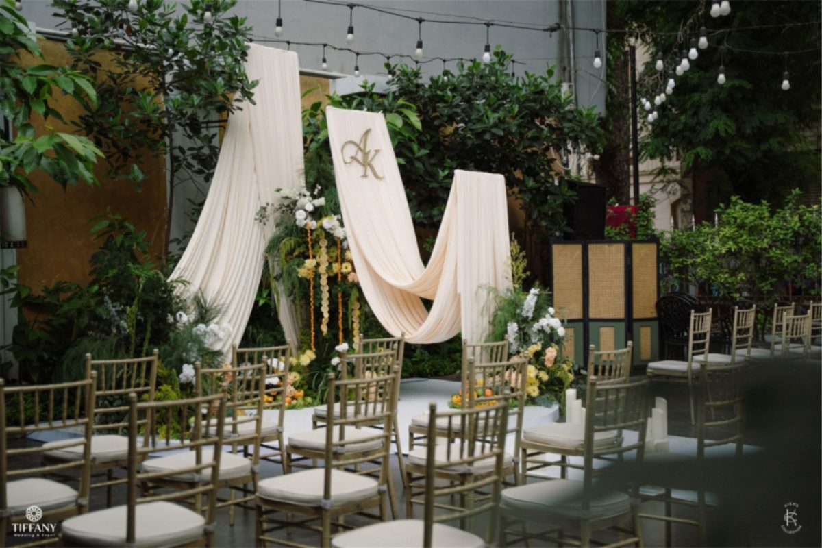 Vòm draping kết hợp hoa tươi tại khu vực lễ cưới ngoài trời. (Ảnh: TIFF.vn)