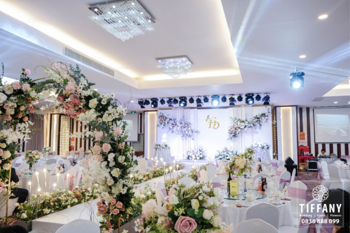 Bàn tròn cưới mỗi bàn được trang trí với phong cách riêng biệt, tạo sự cá tính. (Ảnh: TIFF.vn)