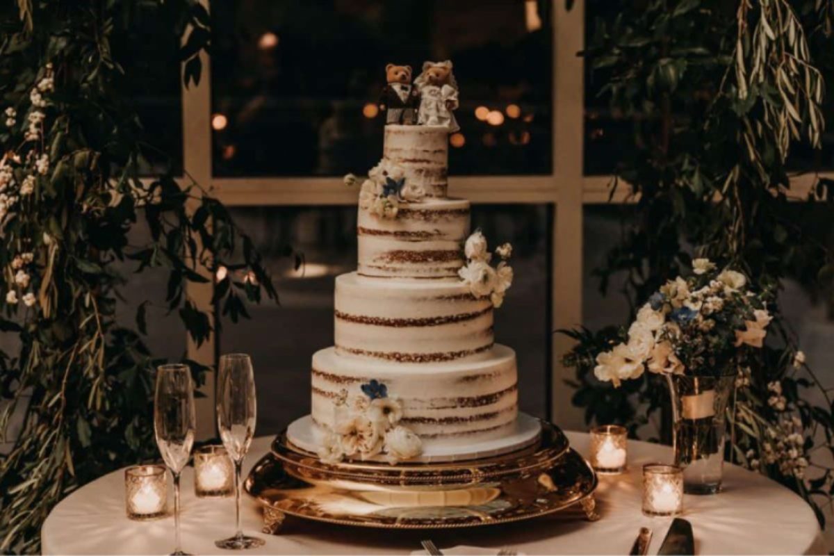 Bánh kem cưới phong cách rustic tạo điểm nhấn vừa đẹp vừa hợp phong cách. (Ảnh: Sưu tầm)