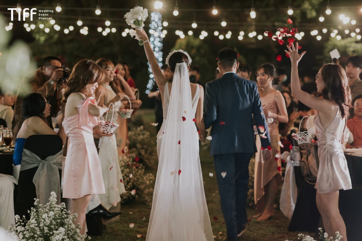 Elopement có mặt gia đình trong không gian ngoài trời. (Ảnh: TIFF.vn) 