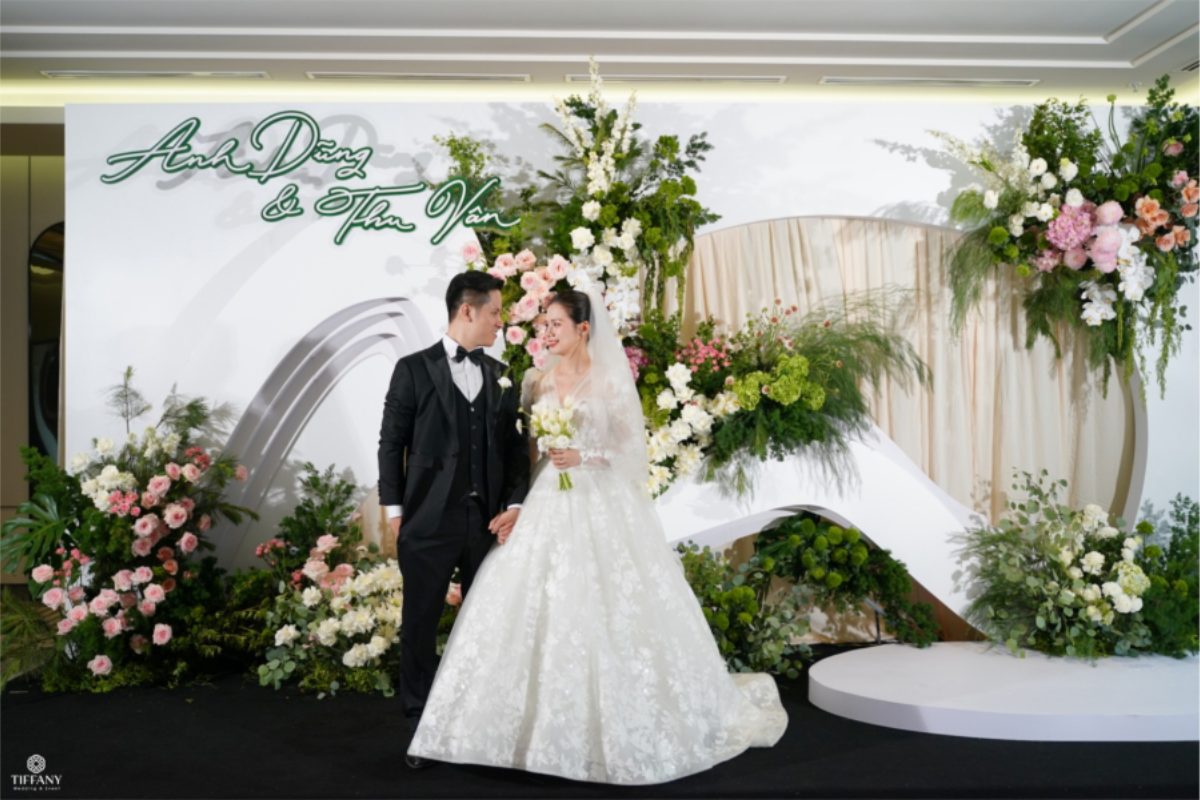 Cặp đôi sánh bước bên nhau giữa không gian tiệc cưới phủ sắc xanh lá chủ đạo, vừa tươi mát vừa sang trọng. (Ảnh: TIFF.vn) 