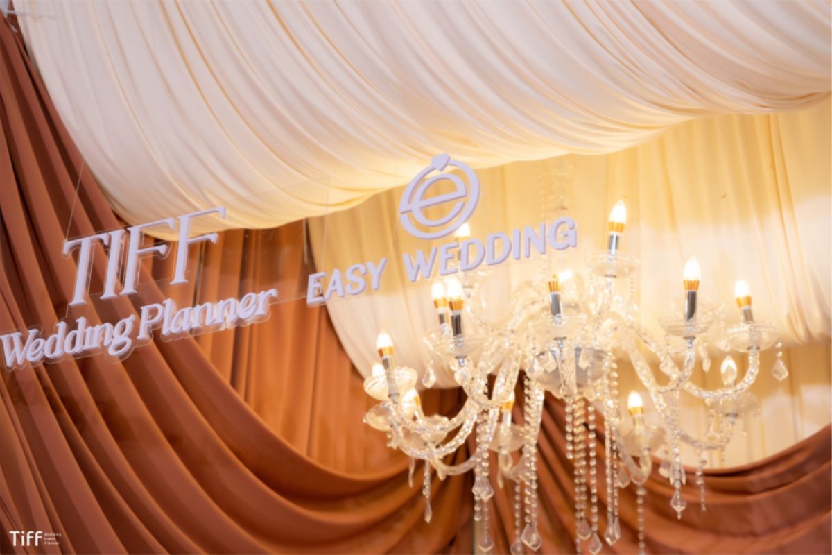 Draping tầng lớp với ánh sáng LED tạo hiệu ứng sân khấu ấn tượng. (Ảnh: TIFF.vn)