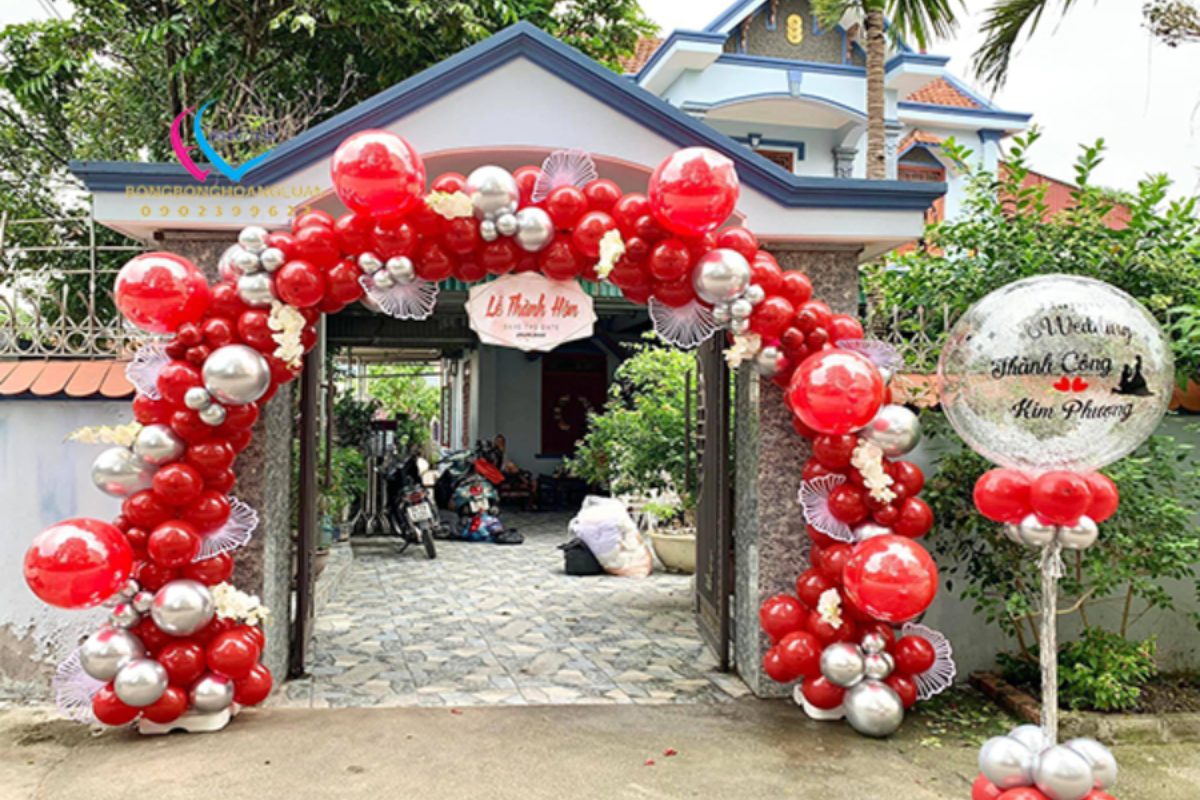 Cổng cưới trang trí bóng bay nhiều màu sắc. (Ảnh: Sưu tầm)