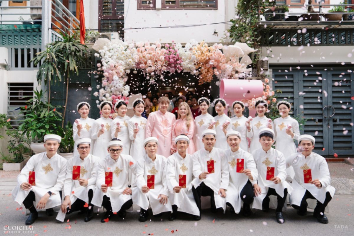 Cổng cưới trang trí hoa giấy handmade. (Ảnh: TIFF.vn)