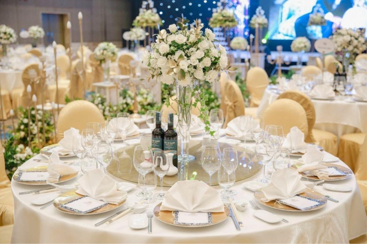 Bàn tròn tiệc cưới được sắp xếp ấm cúng, kết hợp ánh sáng và hoa tươi tạo không gian gần gũi cho khách mời. (Ảnh: Sưu tầm)