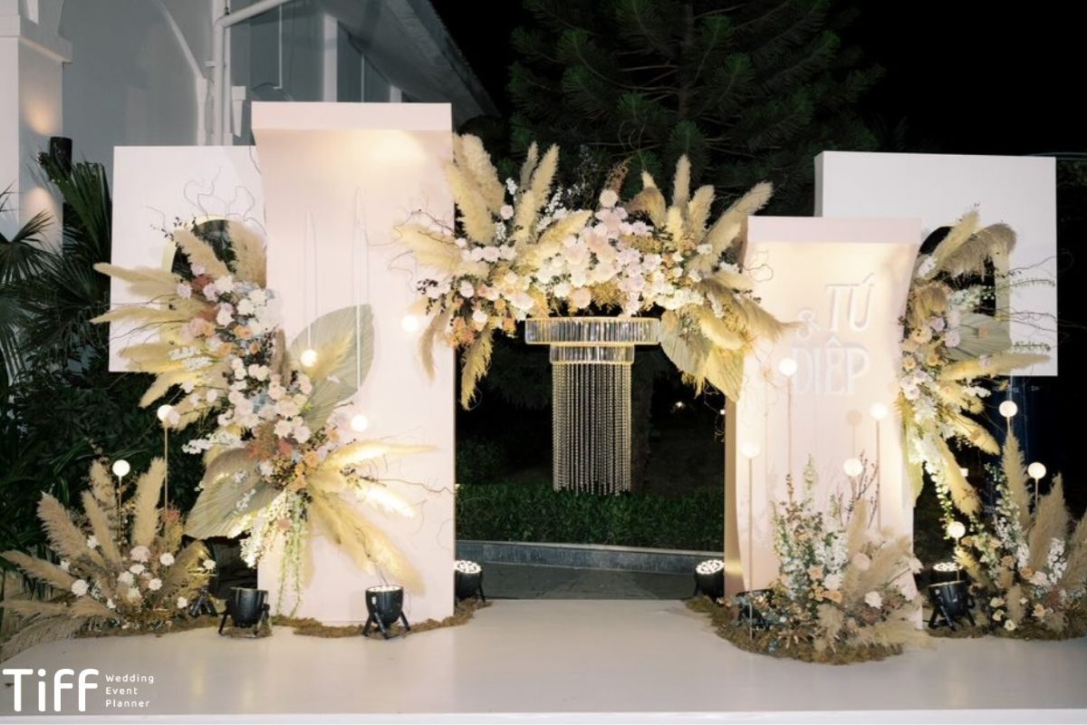 Trang trí lối đi tiệc cưới bằng cỏ lau mang vẻ đẹp nhẹ nhàng, bay bổng và đầy thơ mộng. (Ảnh: TIFF.vn)
