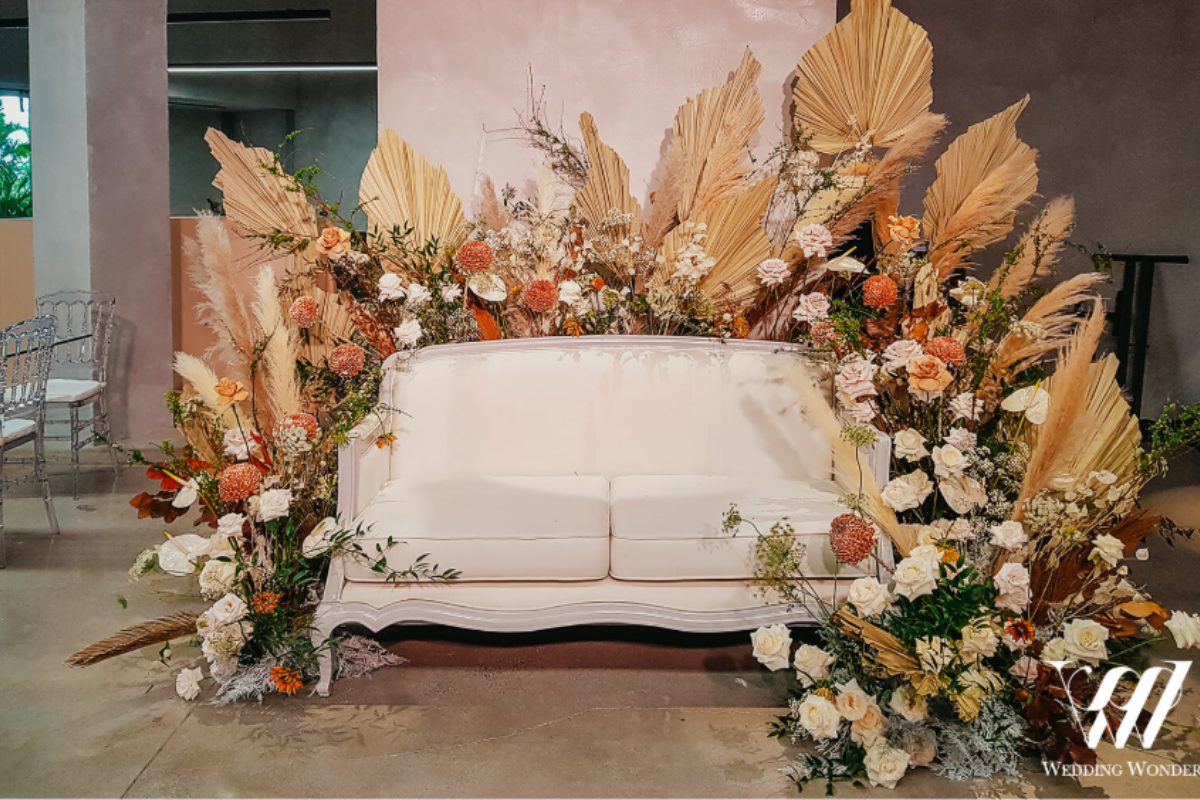 Sofa trang trí hoa xung quanh,, bố trí xen kẽ trong phòng tiệc. (Ảnh: Sưu tầm)